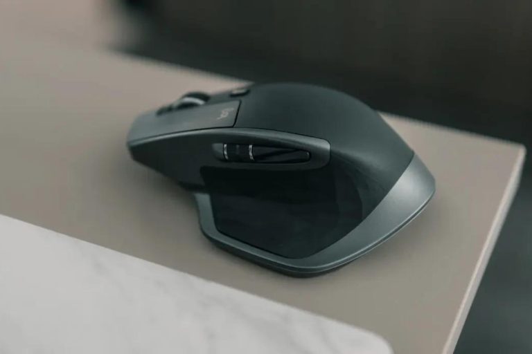 how to hold an ergonomic mouse?
